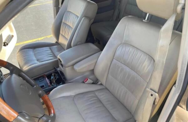 2000 Lexus LX 470 - Image 13