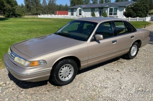 997 Ford Crown Victoria LX
