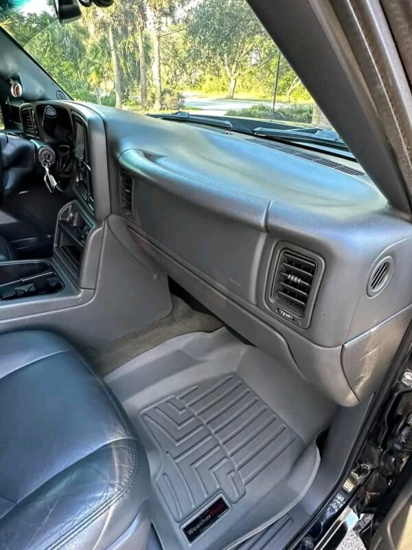 2006 Chevrolet Silverado. Just hit 159k miles - Image 9