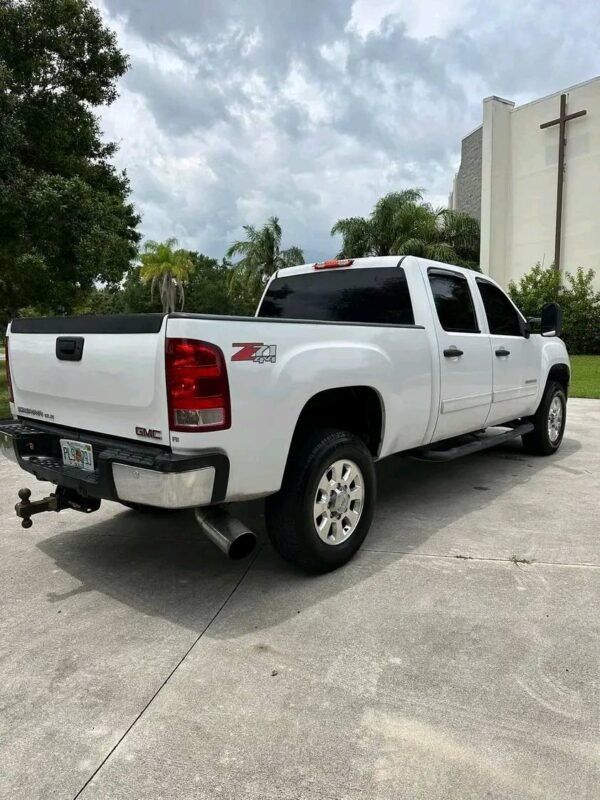 2014 GMC Duramax 4x4 - Image 14