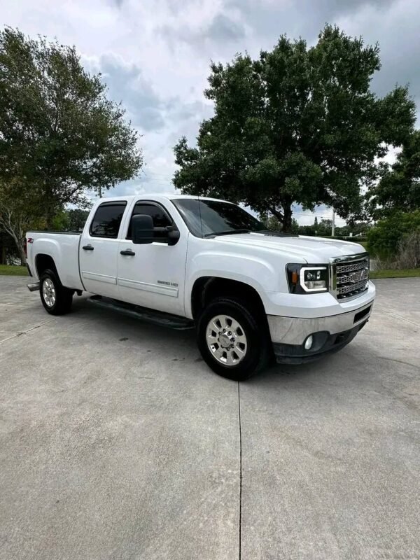 2014 GMC Duramax 4x4 - Image 9