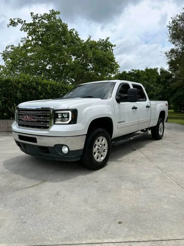 2014 GMC Duramax 4x4 - Image 3
