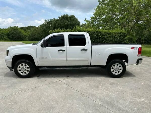 2014 GMC Duramax 4x4 - Image 2
