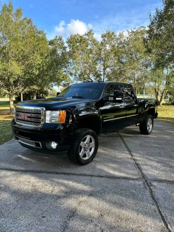 2011 GMC Sierra 2500 crew cab short bed 4x4 with 6.6 duramax diesel and allision transmission. - Image 13