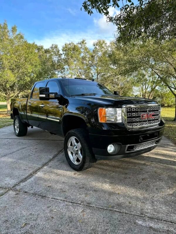 2011 GMC Sierra 2500 crew cab short bed 4x4 with 6.6 duramax diesel and allision transmission. - Image 12