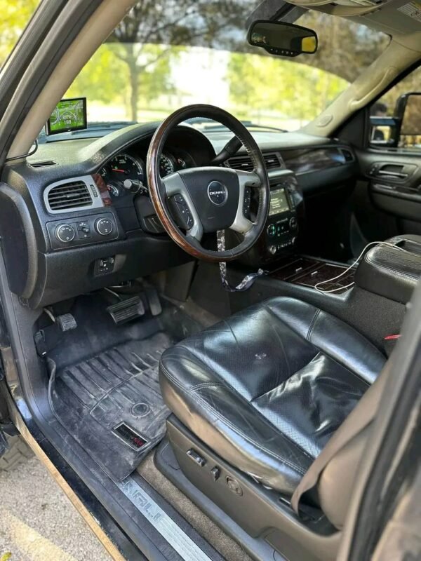 2011 GMC Sierra 2500 crew cab short bed 4x4 with 6.6 duramax diesel and allision transmission. - Image 11