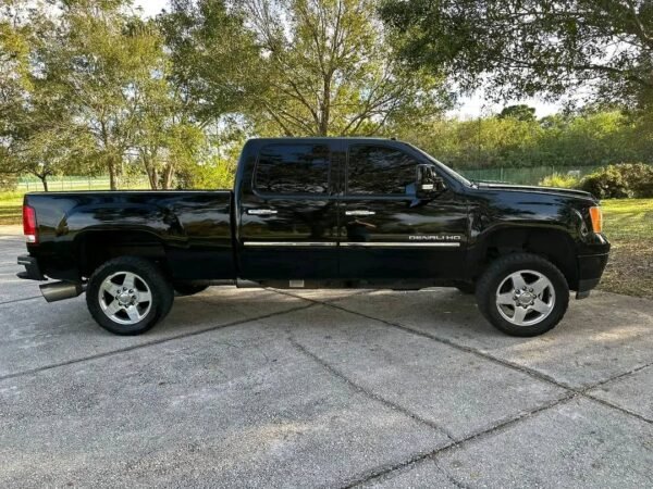 2011 GMC Sierra 2500 crew cab short bed 4x4 with 6.6 duramax diesel and allision transmission. - Image 8