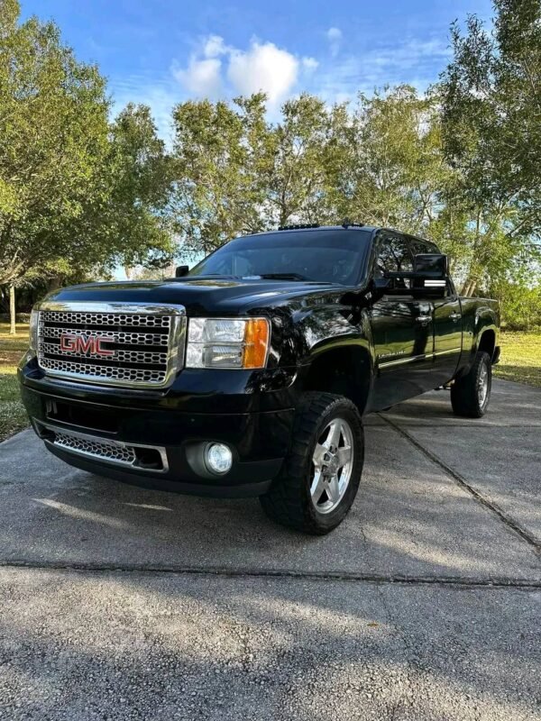 2011 GMC Sierra 2500 crew cab short bed 4x4 with 6.6 duramax diesel and allision transmission. - Image 6