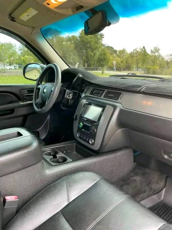 2011 Chevy Avalanche LTZ Z71 4x4 - Image 8