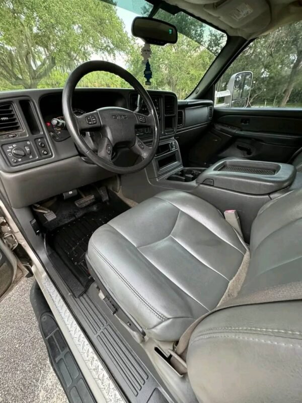 2005 GMC Sierra 2500 HD 2WD - Image 2