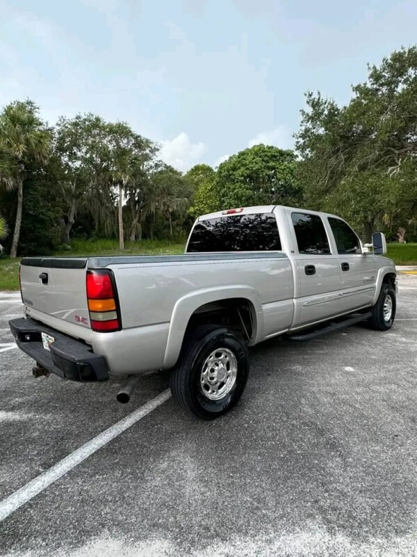 2005 GMC Sierra 2500 HD 2WD - Image 4
