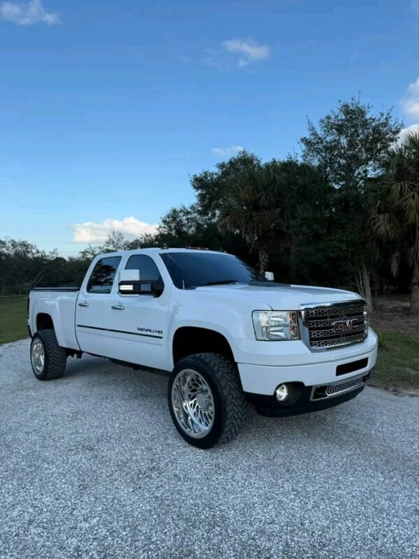 2012 GMC Sierra 2500HD crew cab short bed 4x4 - Image 12