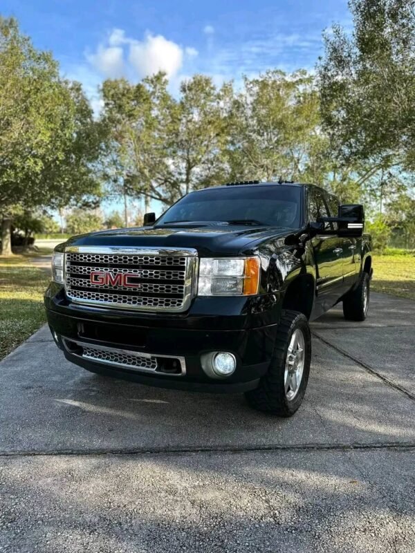 2011 GMC Sierra 2500 crew cab short bed 4x4 with 6.6 duramax diesel and allision transmission. - Image 2