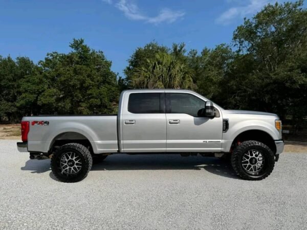 2017 Ford F250 crew cab short bed 4x4 - Image 19