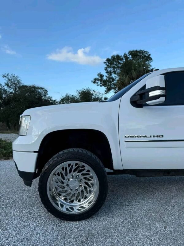 2012 GMC Sierra 2500HD crew cab short bed 4x4 - Image 10