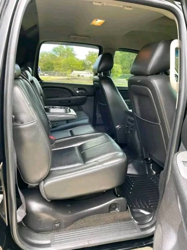 2011 Chevy Avalanche LTZ Z71 4x4 - Image 3