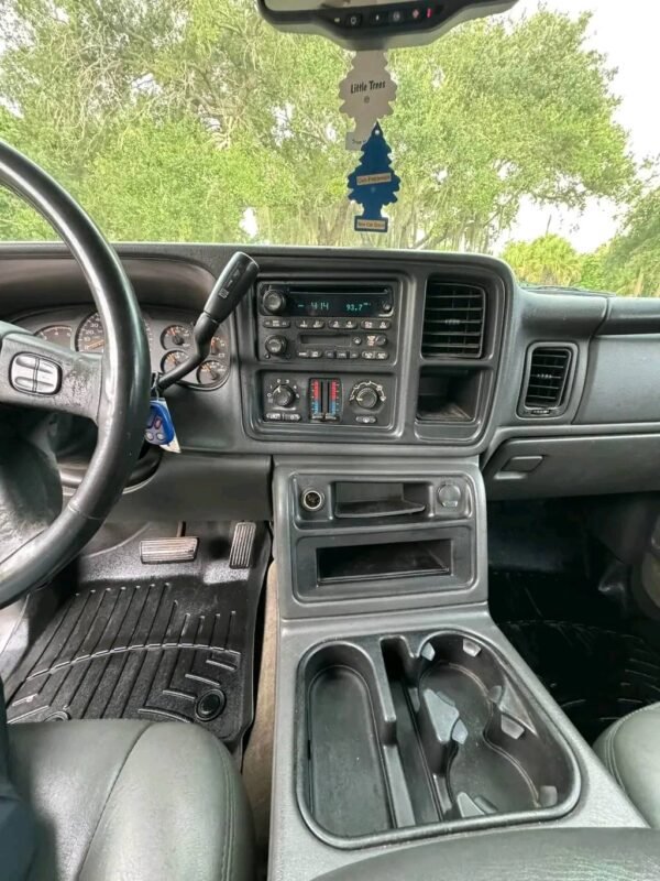 2005 GMC Sierra 2500 HD 2WD - Image 7