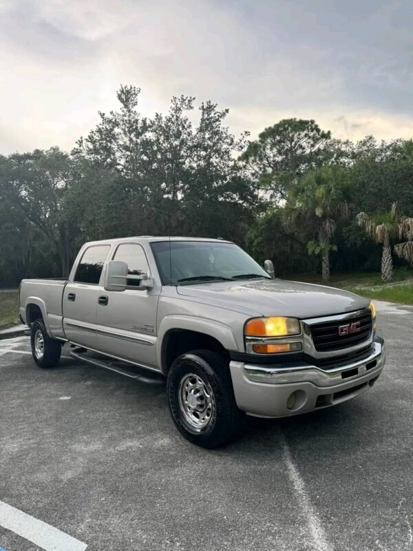 2005 GMC Sierra 2500 HD 2WD - Image 8