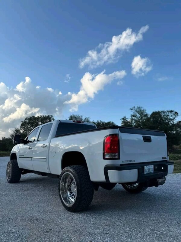 2012 GMC Sierra 2500HD crew cab short bed 4x4 - Image 6