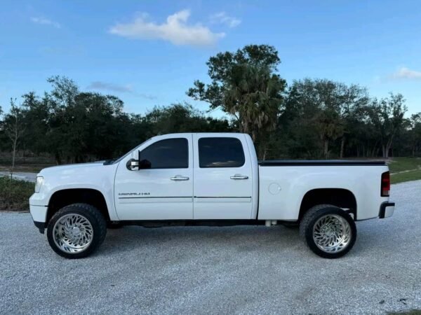 2012 GMC Sierra 2500HD crew cab short bed 4x4 - Image 5