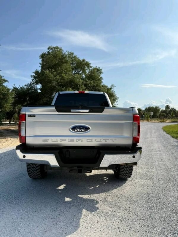 2017 Ford F250 crew cab short bed 4x4 - Image 12