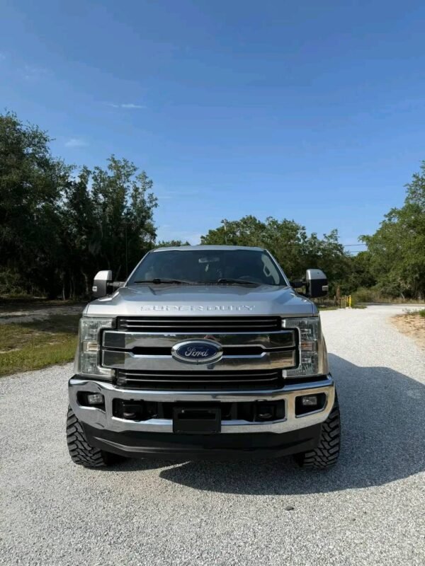 2017 Ford F250 crew cab short bed 4x4 - Image 10