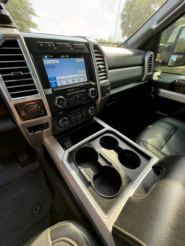 2017 Ford F250 crew cab short bed 4x4 - Image 7