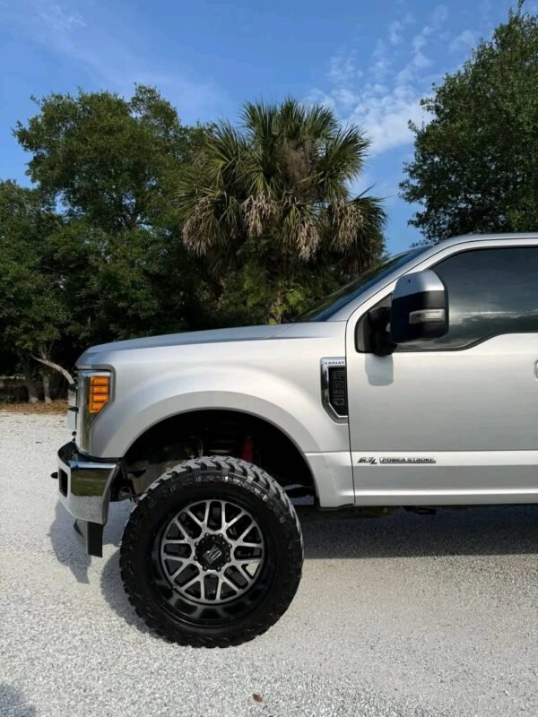2017 Ford F250 crew cab short bed 4x4 - Image 5