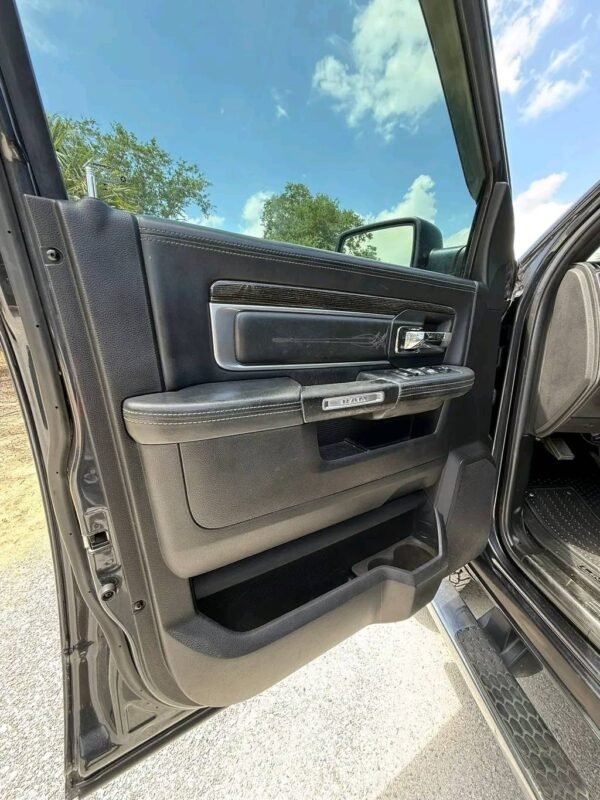 2017 Dodge ram 2500 crew cab short bed 4x4 with 6.7 Cummins turbo diesel and 6 speed automatic transmission - Image 11