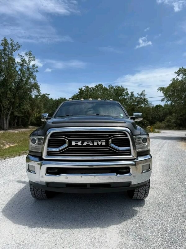 2017 Dodge ram 2500 crew cab short bed 4x4 with 6.7 Cummins turbo diesel and 6 speed automatic transmission - Image 10