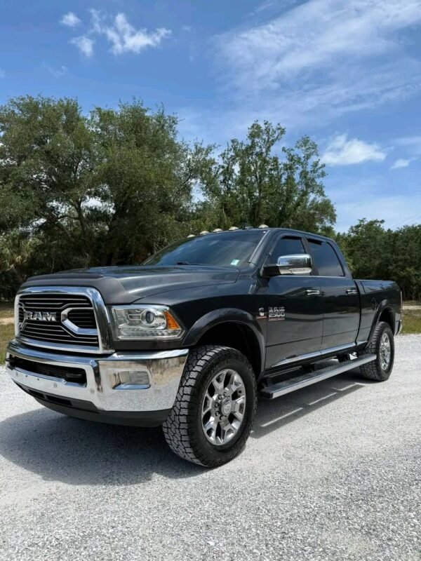 2017 Dodge ram 2500 crew cab short bed 4x4 with 6.7 Cummins turbo diesel and 6 speed automatic transmission - Image 8