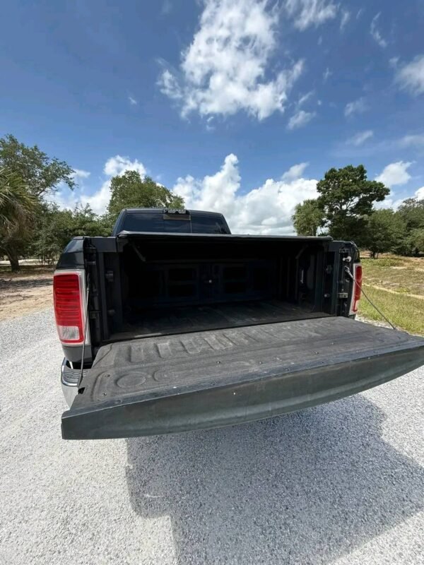 2017 Dodge ram 2500 crew cab short bed 4x4 with 6.7 Cummins turbo diesel and 6 speed automatic transmission - Image 6