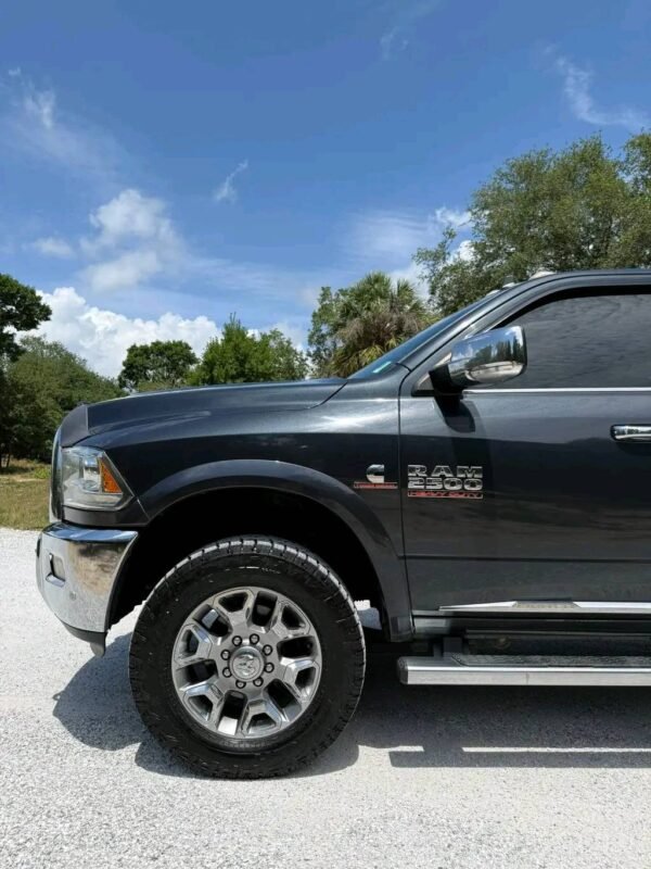 2017 Dodge ram 2500 crew cab short bed 4x4 with 6.7 Cummins turbo diesel and 6 speed automatic transmission - Image 5
