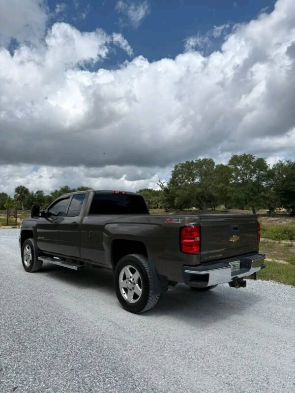 2016 GMC Sierra 2500HD crew cab short bed 4x4 - Image 9