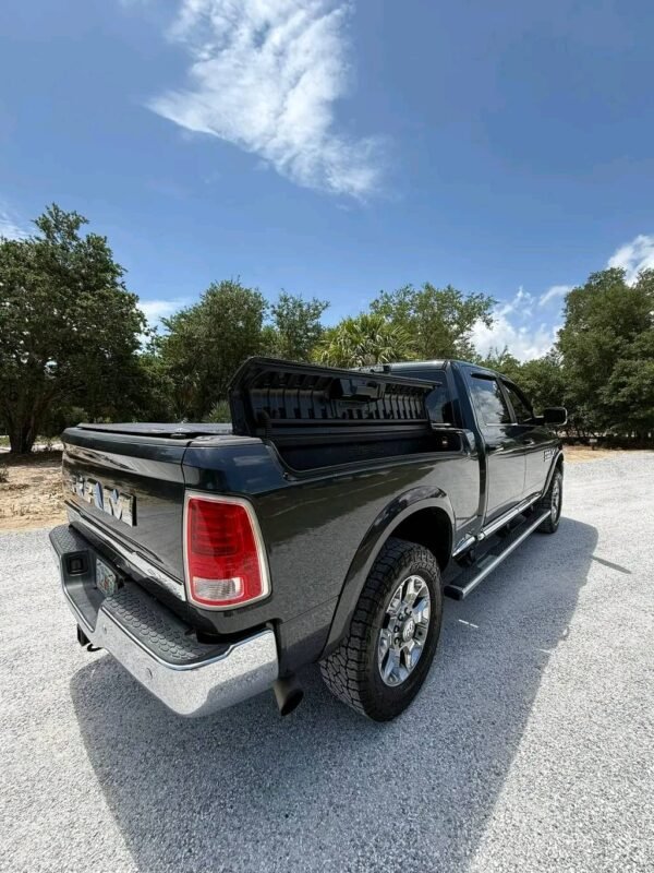 2017 Dodge ram 2500 crew cab short bed 4x4 with 6.7 Cummins turbo diesel and 6 speed automatic transmission - Image 4